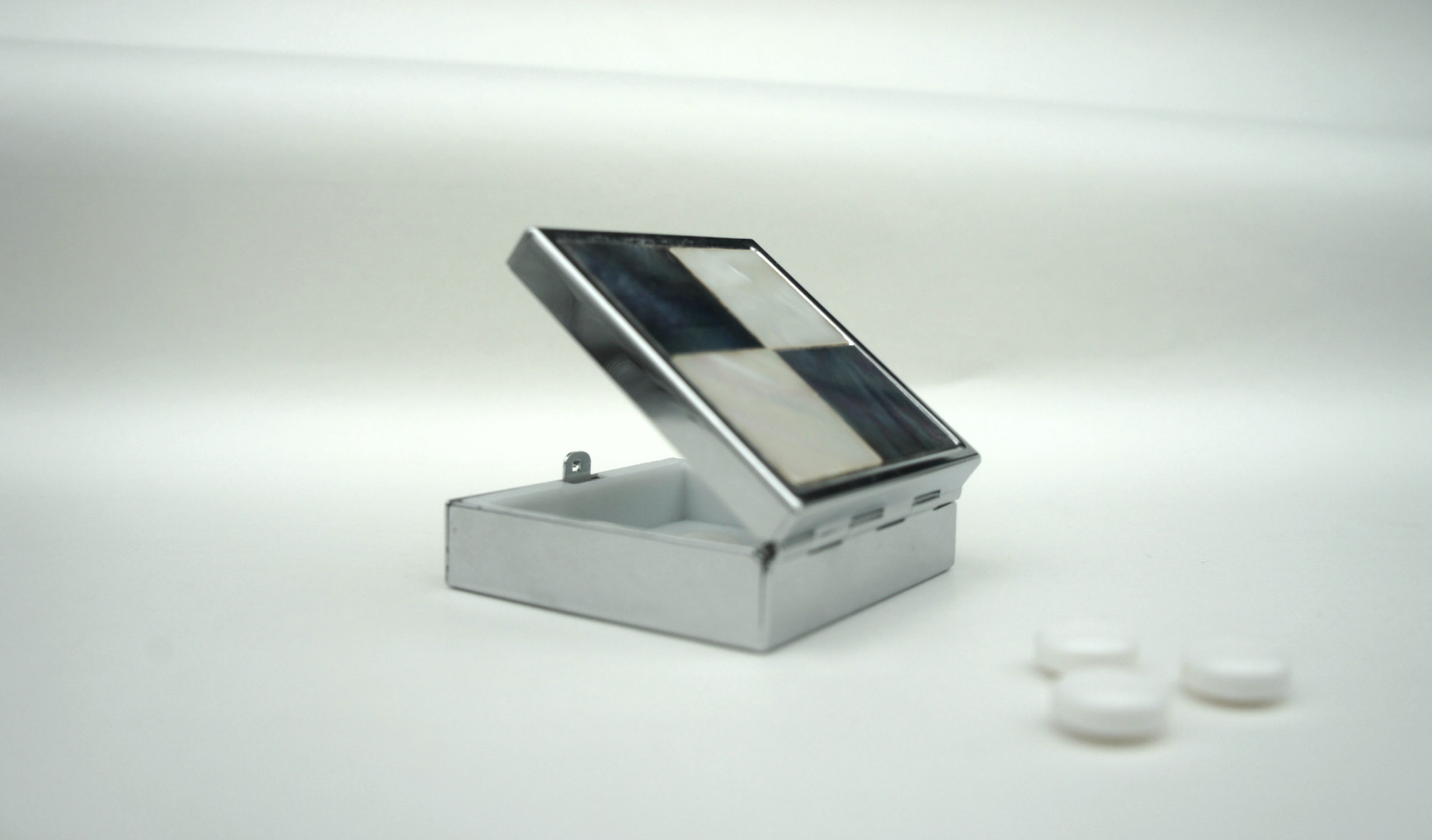 Perlmutt-Pillendose Ansicht von hinten